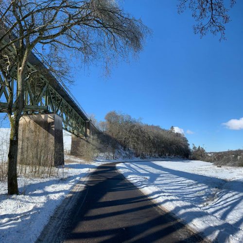 wanderwege-sauerland-wandern-rundweg-meinerzhagen-stadtspaziergang-barrierearm-kinderwagen-spazieren-wandertipps-oben-an-der-volme-fischbauchbruecke-rb25-folak